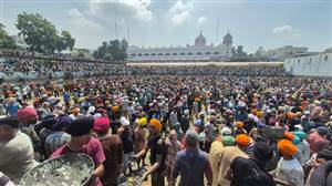 ਪਵਿੱਤਰ ਸਰੋਵਰ ਦੀ ਕਾਰ ਸੇਵਾ: ਸੰਗਤਾਂ ਦਾ ਉਮੜਿਆਂ ਜਨ ਸੈਲਾਬ