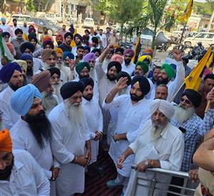 ਹਲਕਾ ਵਿਧਾਇਕ ਜਗਤਾਰ ਸਿੰਘ ਦਿਆਲਪੁਰਾ ਦੇ ਦਫ਼ਤਰ ਅੱਗੇ ਦਿੱਤਾ ਰੋਸ ਧਰਨਾ