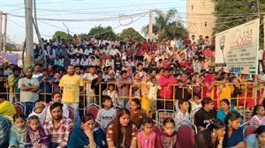 ਦੇਵੀ ਤਲਾਬ ਦੇ ਮੈਦਾਨ ’ਚ ਸੜਿਆ 40 ਫੁੱਟ ਉੱਚਾ ਰਾਵਣ ਦਾ ਪੁਤਲਾ