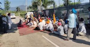 ਝੋਟਾ ਕਤਲ ਮਾਮਲੇ ’ਚ ਬੈਂਸ ਦੀ ਕੋਠੀ ਮੂਹਰੇ ਧਰਨਾ
ਗੇਟ ’ਤੇ ਲਾਇਆ ਲਾਹਣਤੀ ਪੱਤਰ
