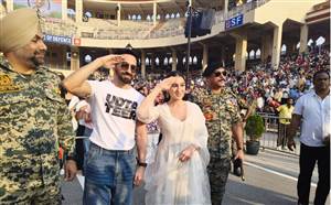Amritsar News : ਰਿਟਰੀਟ ਸਮਾਰੋਹ ’ਚ ਅਟਾਰੀ ਸਰਹੱਦ ਪਹੁੰਚੇ ਅਦਾਕਾਰਾ ਆਯੁਸ਼ਮਾਨ ਖੁਰਾਣਾ ਤੇ ਸਾਰਾ ਅਲੀ ਖਾਨ, ‘ਭਾਰਤ ਮਾਤਾ ਦੀ ਜੈ’ ਦੇ ਲਗਾਏ ਨਾਅਰੇ