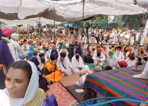 ਸੱਤਵੇਂ ਦਿਨ ਵੀ ਨਹੀਂ ਹੋ ਸਕਿਆ ਪਰਵਿੰਦਰ ਝੋਟਾ ਦਾ ਸਸਕਾਰ, ਇਨਸਾਫ਼ ਲਈ ਲੱਗੇ ਧਰਨੇ ’ਚ ਪਹੁੰਚੇ ਹਜ਼ਾਰਾਂ ਲੋਕ