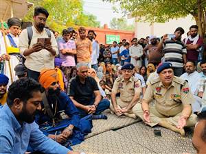 ਅਜੈ ਕਤਲਕਾਂਡ: ਮੋਰਚਰੀ ਬਾਹਰ ਪਰਿਵਾਰ ਦਾ ਧਰਨਾ, ‘ਪਹਿਲਾਂ ਕਾਰਵਾਈ ਕਰੋ, ਫਿਰ ਕਰਵਾਵਾਂਗੇ ਪੋਸਟਮਾਰਟਮ’; ਮੌਕੇ ’ਤੇ ਪਹੁੰਚੇ ਪੁਲਿਸ ਅਧਿਕਾਰੀ