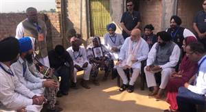Video:  ਗੁਲਜ਼ਾਰ ਦੇ ਪਰਿਵਾਰ ਨੂੰ ਮਿਲੇ ਅਮਿਤ ਸ਼ਾਹ, ਦੋ-ਤਿੰਨ ਮਹੀਨਿਆਂ 'ਚ ਇਨਸਾਫ਼ ਦਿਵਾਉਣ ਦਾ ਦਿੱਤਾ ਭਰੋਸਾ; ਭੋਗ ’ਚ ਖ਼ੁਦ ਸ਼ਾਮਲ ਹੋਣ ਦਾ ਕੀਤਾ ਵਾਅਦਾ