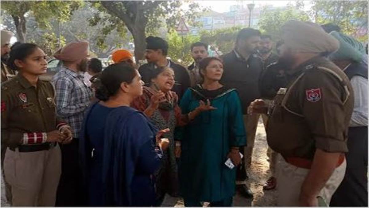 ਫੇਜ਼ 4 ਅਤੇ 5 ਦੀ ਵੰਡਦੀ ਸੜਕ ਦੀ ਮੁਰੰਮਤ ਦਾ ਕੰਮ ਸ਼ੁਰੂ