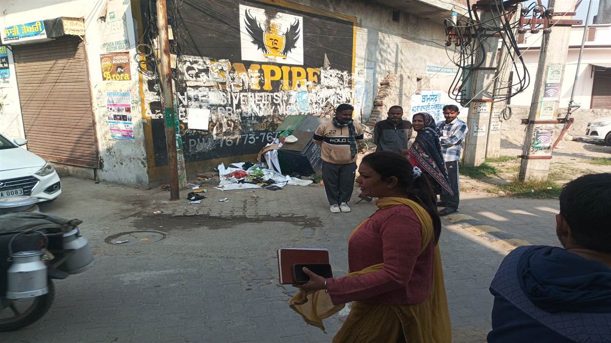 ਵਾਰਡ ’ਚ ਸਫਾਈ ਨਾ ਹੋਣ ਕਾਰਨ ਮੁਹੱਲਾ ਵਾਸੀ ਪਰੇਸ਼ਾਨ