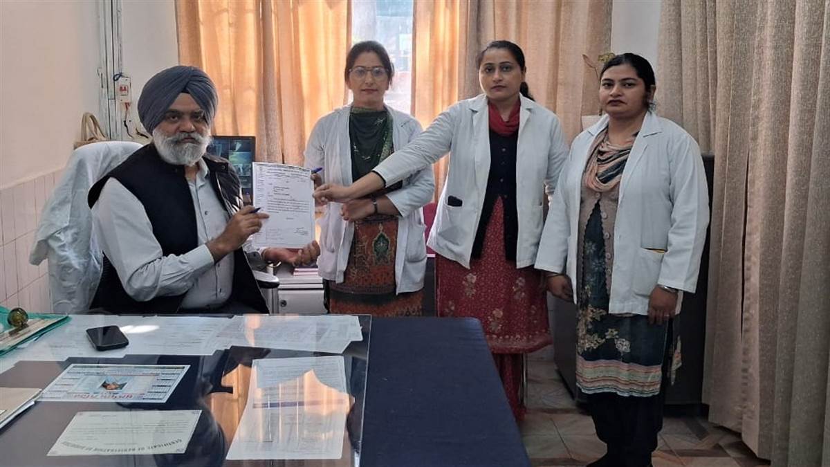 ਸਟਾਫ਼ ਨਰਸਾਂ ਨੇ ਐੱਸਐੱਮਓ ਨੂੰ ਦਿੱਤਾ ਮੰਗ ਪੱਤਰ