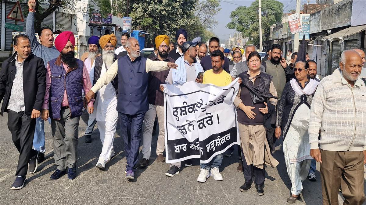 ਗੜ੍ਹਸ਼ੰਕਰ ਨੂੰ ਤੋੜੇ ਜਾਣ ਦੀਆਂ ਚਰਚਾਵਾਂ ਖ਼ਿਲਾਫ਼ ਮੁਕੰਮਲ ਰਿਹਾ ਬੰਦ