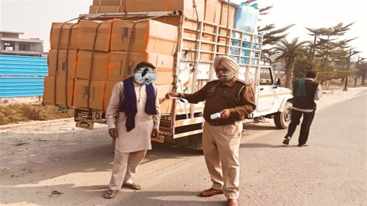 ਓਵਰਲੋਡ ਤੇ ਓਵਰਸਾਈਜ਼ ਵਾਹਨਾਂ ’ਤੇ ਟ੍ਰੈਫਿਕ ਪੁਲਿਸ ਦੀ ਵੱਡੀ ਕਾਰਵਾਈ, 52 ਦੇ ਕੀਤੇ ਚਲਾਨ
