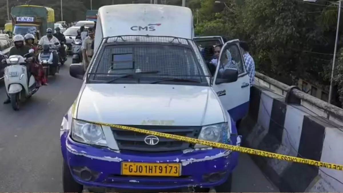 'RBI ਦੇ ਅਧਿਕਾਰੀ ਹਨ...' ਦਿਨ-ਦਿਹਾੜੇ ਬਦਮਾਸ਼ਾਂ ਨੇ ਰੋਕੀ ਕੈਸ਼ ਵੈਨ, 7 ਕਰੋੜ ਲੈ ਕੇ ਹੋਏ ਫਰਾਰ