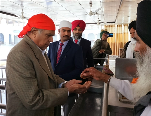 ਪੰਜਾਬ ਦੇ ਰਾਜਪਾਲ ਬਨਵਾਰੀ ਲਾਲ ਪੁਰੋਹਿਤ ਸ੍ਰੀ ਦਰਬਾਰ ਸਾਹਿਬ ਤਰਨਤਾਰਨ ਨਤਮਸਤਕ