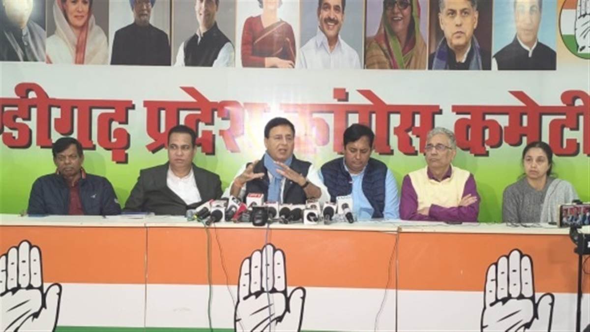 ਚੰਡੀਗੜ੍ਹ ਦੌਰੇ ਮੌਕੇ ਕੇਂਦਰ ਸਰਕਾਰ ’ਤੇ ਵਰ੍ਹੇ ਸੁਰਜੇਵਾਲ, ਦਿੱਲੀ ਦੀ ਮੁੱਖ ਮੰਤਰੀ ’ਤੇ ਕੱਸਿਆ ਤਨਜ਼