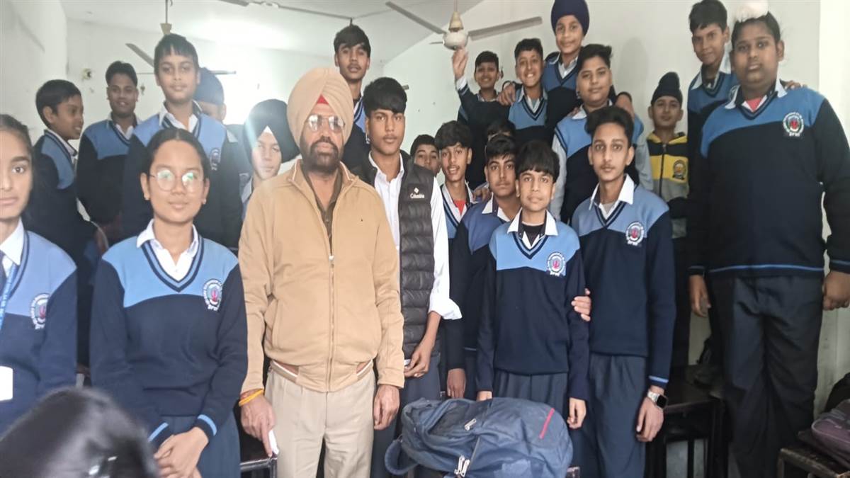 ਟ੍ਰੈਫਿਕ ਇੰਚਾਰਜ ਸੁਰਿੰਦਰ ਸਿੰਘ ਨੇ ਟ੍ਰੈਫਿਕ ਨਿਯਮਾਂ ਪ੍ਰਤੀ ਕੀਤਾ ਜਾਗਰੂਕ