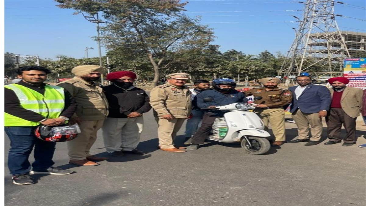 ਮੁਹਾਲੀ ਟ੍ਰੈਫਿਕ ਪੁਲਿਸ ਵੱਲੋਂ ਸੜਕ ਸੁਰੱਖਿਆ ਜਾਗਰੂਕਤਾ ਮੁਹਿੰਮ, ਹੈਲਮਟ ਵੰਡੇ