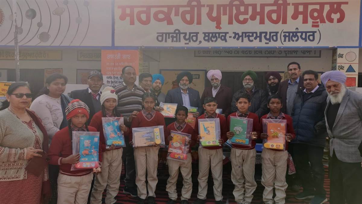 ਲਾਇਨਜ਼ ਕਲੱਬ ਨੇ ਵੰਡੀ ਸਟੇਸ਼ਨਰੀ