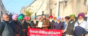 ਪੈਨਸ਼ਨਰਜ਼ ਨੇ ਵਿਧਾਇਕ ਨੂੰ ਮੁੱਖ ਮੰਤਰੀ ਦੇ ਨਾਂ ਦਿੱਤਾ ਮੰਗ ਪੱਤਰ