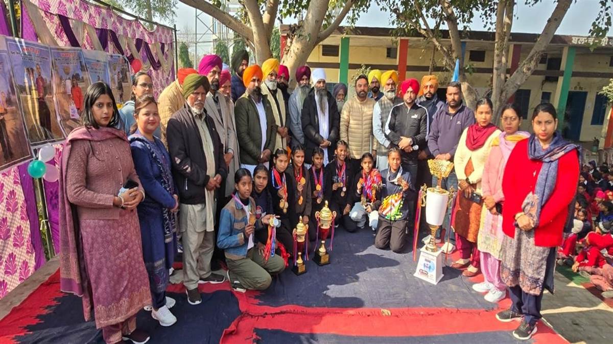 ਹਿੰਮਤਪੁਰਾ ਸਕੂਲ ਦੀਆਂ ਮੈਡਲ ਜੇਤੂ ਖਿਡਾਰਨਾਂ ਦਾ ਕੀਤਾ ਸਵਾਗਤ