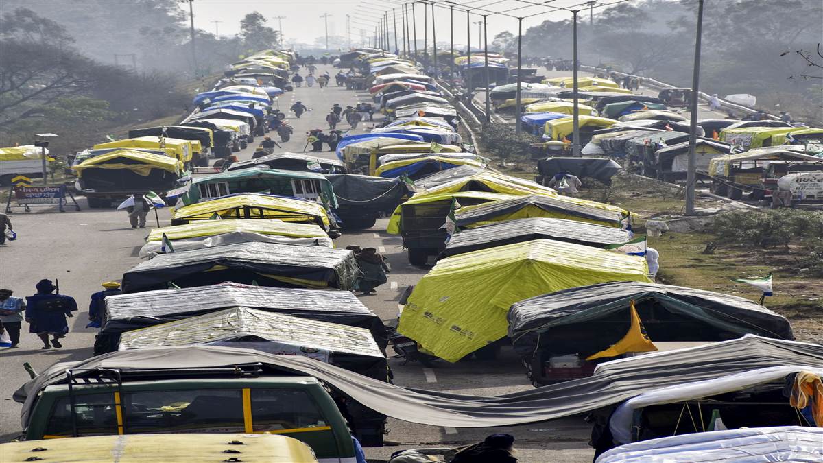 ਧਰਨੇ ’ਚ ਟ੍ਰੈਕਟਰ ਟਰਾਲੀਆਂ ਦਾ ਕੀ ਮਤਲਬ : ਹਾਈ ਕੋਰਟ ਨੇ ਕਿਹਾ- ਜਿਹੜੇ ਵਾਹਨ ਹਾਈਵੇ ’ਤੇ ਜਾਇਜ਼ ਨਹੀਂ, ਉਨ੍ਹਾਂ ’ਚ ਜਾ ਰਹੇ ਨੇ ਦਿੱਲੀ