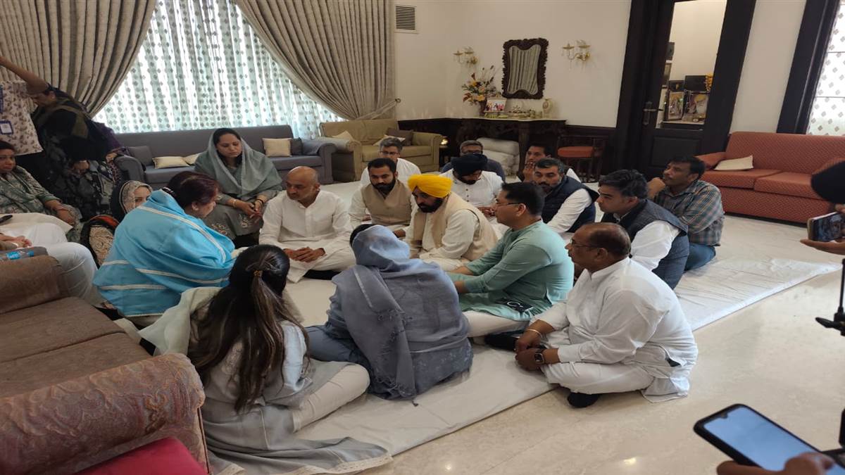 ਉੱਘੇ ਸਮਾਜਸੇਵੀ ਤੇ ਪੀਐਚਡੀ ਚੈਂਬਰ ਆਫ਼ ਕਾਮਰਸ ਪੰਜਾਬ ਦੇ ਚੇਅਰਮੈਨ ਘਰ ਪੁੱਜੇ CM Mann, ਪਿਤਾ ਦੀ ਮੌਤ 'ਤੇ ਗਿਲਹੋਤਰਾ ਪਰਿਵਾਰ ਨਾਲ ਸਾਂਝਾ ਕੀਤਾ ਦੁੱਖ