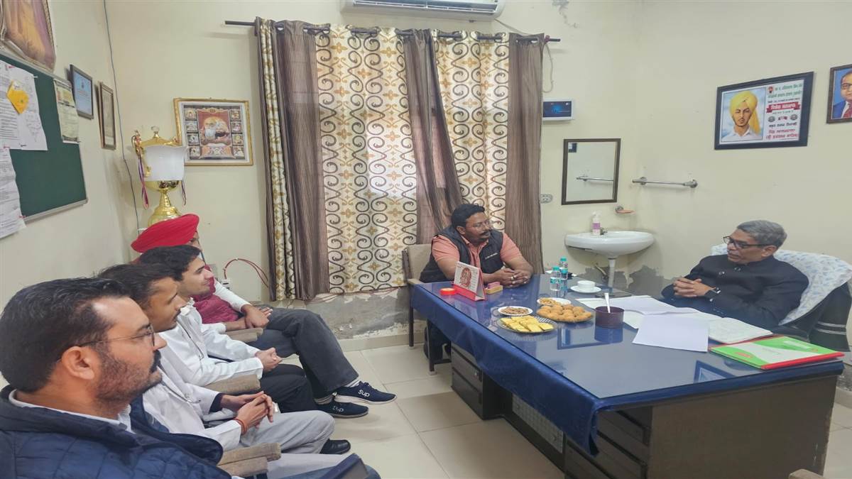 ਡਾ. ਬਾਂਸਲ ਸਿਵਲ ਸਰਜਨ ਵੱਲੋਂ ਬਲਾਕ ਆਲਮਵਾਲਾ ਦਾ ਦੌਰਾ