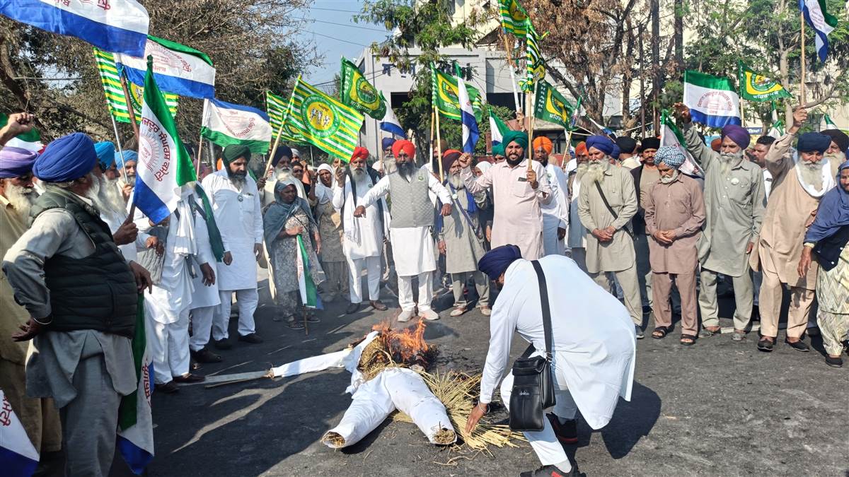 ਕਿਸਾਨਾਂ ਨੇ ਡੀਸੀ ਦਫ਼ਤਰ ਅੱਗੇ ਮੁੱਖ ਮੰਤਰੀ ਦਾ ਪੁਤਲਾ ਫੂਕਿਆ