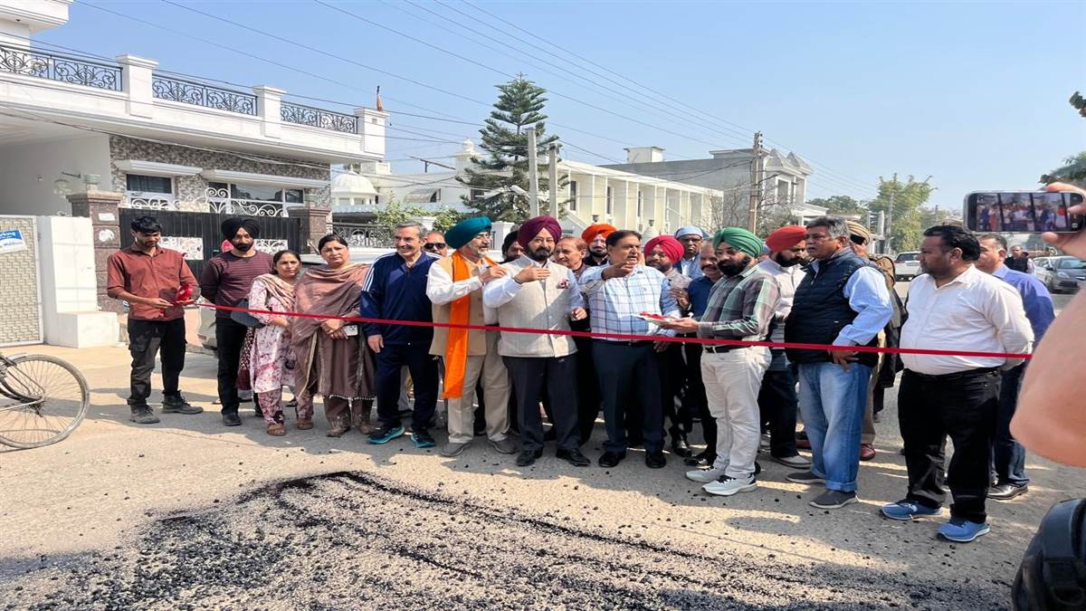 ਵਿਧਾਇਕ ਤੇ ਮੇਅਰ ਨੇ ਨਵੀਂ ਸੜਕ ਬਣਾਉਣ ਦਾ ਕੰਮ ਕਰਵਾਇਆ ਸ਼ੁਰੂ