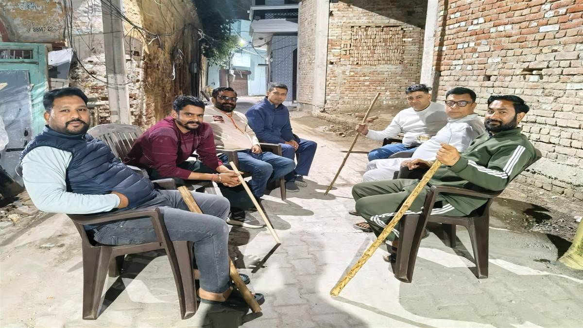 ਚੋਰੀਆਂ ਤੋਂ ਪਰੇਸ਼ਾਨ ਚੌਧਰੀ ਮੁਹੱਲੇ ਦੇ ਲੋਕ ਲਾ ਰਹੇ ਠੀਕਰੀ ਪਹਿਰੇ