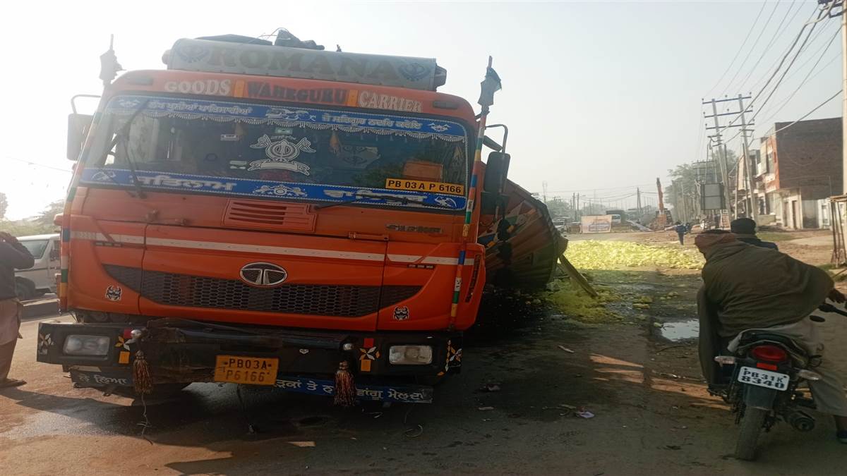 ਮਾਨਸਾ ਤਿੰਨ ਕੋਨੀ ‘ਤੇ ਟਰੱਕ ਉਲਟਿਆ, ਬਿਜਲੀ ਦੇ ਖੰਭੇ ਟੁੱਟੇ; ਡਰਾਈਵਰ ਤੇ ਕੰਡਕਟਰ ਦਾ ਹੋਇਆ ਬਚਾਅ