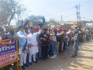 Amritsar News : ਆਪ ਆਗੂਆਂ ਨੇ ਹਰਿਆਣਾ ਦੇ ਮੁੱਖ ਮੰਤਰੀ ਨਾਇਬ ਸਿੰਘ ਸੈਣੀ ਨੂੰ ਦਿਖਾਏ ਕਾਲੇ ਝੰਡੇ