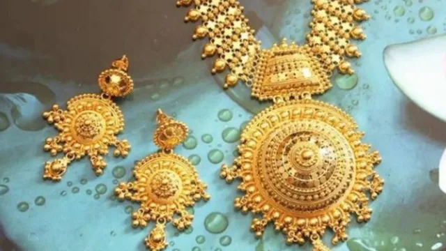 ਬੱਚਿਆਂ ਦੀ ਇਮਾਨਦਾਰੀ ਨੂੰ ਸਲਾਮ : ਸੜਕ 'ਤੇ ਮਿਲਿਆ 7 ਲੱਖ ਦਾ ਰਾਣੀਹਾਰ, ਪੁਲਿਸ ਦੀ ਮਦਦ ਨਾਲ ਅਸਲੀ ਮਾਲਕ ਤੱਕ ਪਹੁੰਚਿਆ