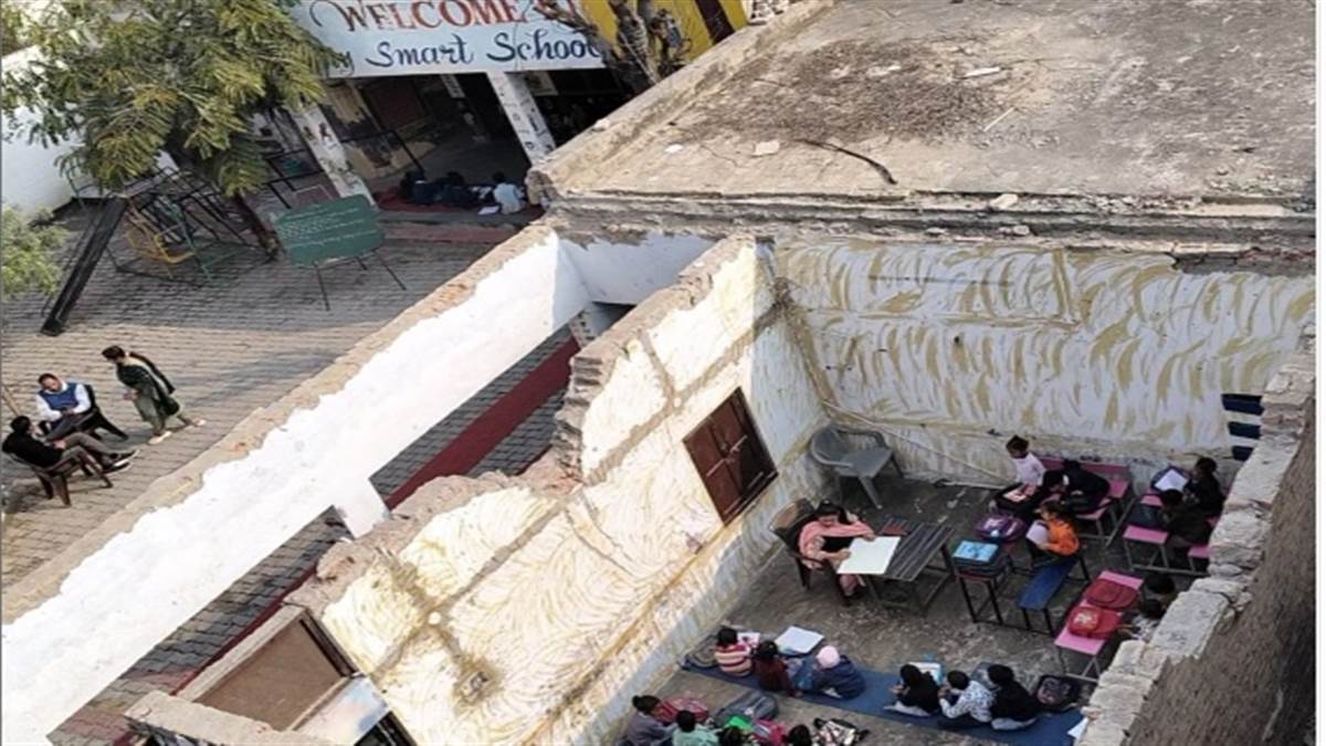 ਸਮਾਰਟ ਸਕੂਲ ਦੇ ਨਾਂ 'ਤੇ ਬੱਚਿਆਂ ਨਾਲ ਮਜ਼ਾਕ! ਫਾਜ਼ਿਲਕਾ 'ਚ ਬਿਨਾਂ ਛੱਤ ਦੇ 'ਕਮਰਿਆਂ' 'ਚ ਪੜ੍ਹਨ ਲਈ ਮਜਬੂਰ ਮਾਸੂਮ