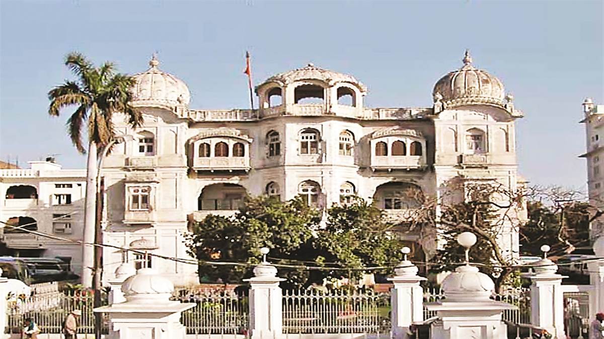 ਸਾਬਕਾ ਜਥੇਦਾਰ ਅਕਾਲ ਤਖ਼ਤ ਅਤੇ ਮੌਜੂਦਾ ਮੁੱਖ ਗ੍ਰੰਥੀ ਗਿਆਨੀ ਰਘਬੀਰ ਸਿੰਘ ਵੱਲੋਂ ਪ੍ਰੈੱਸ ਕਾਨਫਰੰਸ ਕਰ ਕੇ ਲਗਾਏ ਗਏ ਅਜਿਹੇ ਗੰਭੀਰ ਦੋਸ਼ਾਂ ਨੂੰ ਨਜ਼ਰ-ਅੰਦਾਜ਼ ਨਹੀਂ ਕੀਤਾ ਜਾ ਸਕਦਾ। ਇਸ ਦੇ ਬਾਵਜੂਦ ਇਹ ਸਵਾਲ ਜ਼ਰੂਰ ਉੱਠਦਾ ਹੈ ਕਿ ਉਨ੍ਹਾਂ ਨੇ ਅਜਿਹੇ ਮੁੱਦੇ ਜਥੇਦਾਰ ਅਕਾਲ ਤਖ਼ਤ ਦੇ ਹੁੰਦਿਆਂ ਕਿਉਂ ਨਹੀਂ ਉਠਾਏ?