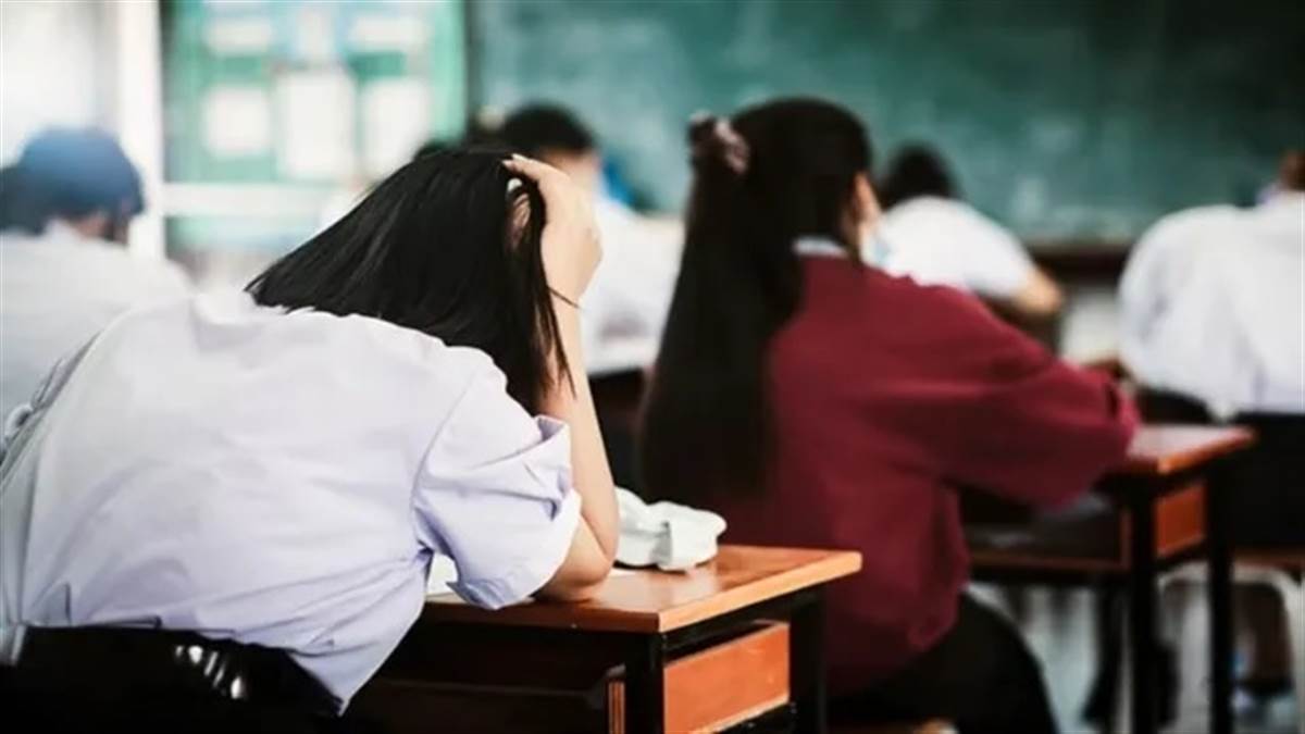 ‘ਪੜ੍ਹਾਇਆ ਕੁਝ ਹੋਰ... ਆਇਆ ਕੁਝ ਹੋਰ’, 8ਵੀਂ ਦੀ ਪ੍ਰੀਖਿਆ 'ਚ ਸਿਲੇਬਸ ਤੋਂ ਬਾਹਰ ਦੇ ਸਵਾਲ ਦੇਖ ਕੇ ਵਿਦਿਆਰਥੀਆਂ ਦੇ ਉੱਡੇ ਹੋਸ਼, ਅਧਿਆਪਕ ਵੀ ਪਰੇਸ਼ਾਨ