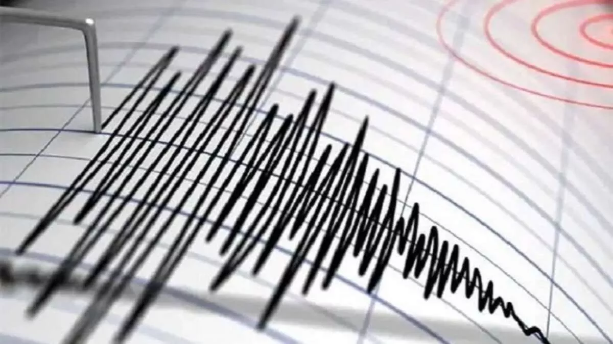 Earthquake in Delhi NCR Due to the strong tremors of the earthquake in Delhi NCR people came out of their houses