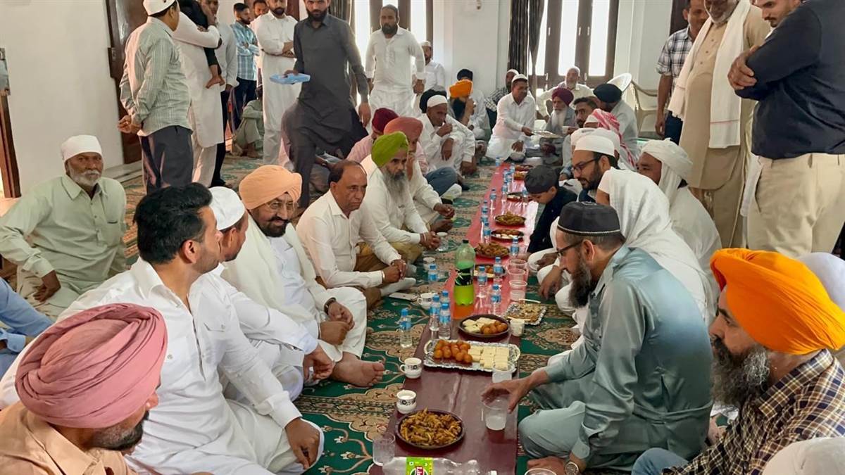 ਈਦ-ਉਲ-ਫ਼ਿਤਰ ਮੌਕੇ ਡੇਰਾਬੱਸੀ ’ਚ ਭਾਈਚਾਰੇ ਦੀ ਮਿਸਾਲ