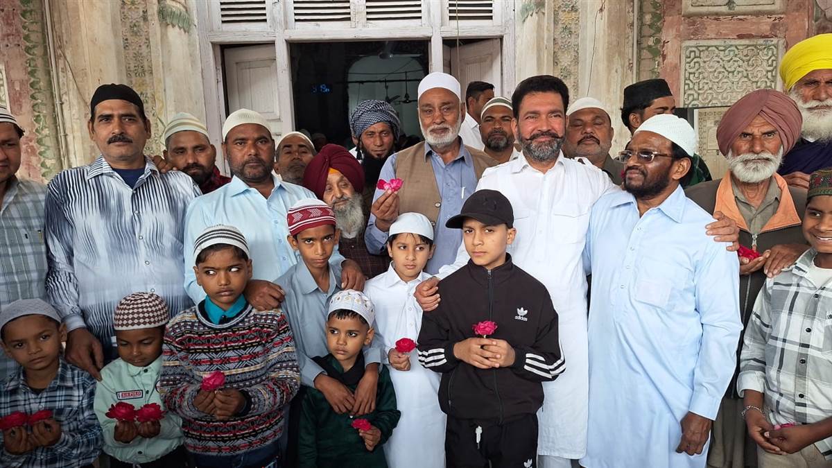 ਗੁਲਾਬ ਭੇਟ ਕਰ ਕੇ ਈਦ ਉਲ ਫਿਤਰ ਦੀ ਦਿੱਤੀ ਵਧਾਈ