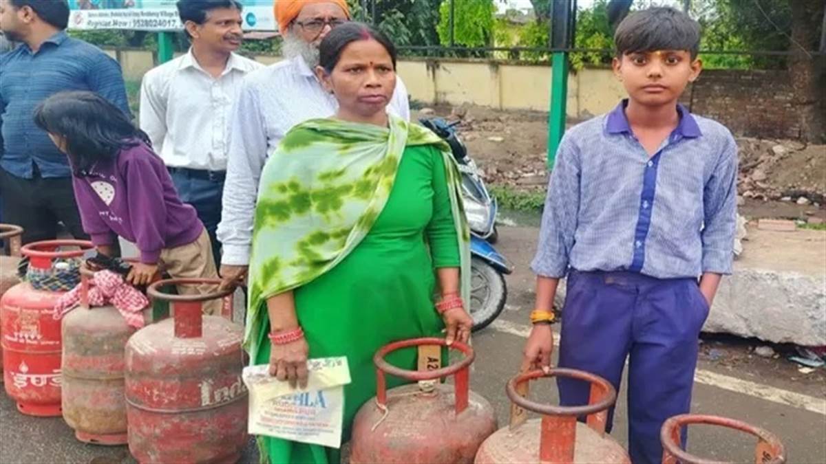 ਸ਼ਰਮਨਾਕ ਮਾਮਲਾ: ਪ੍ਰੀਖਿਆ ਦੇਣ ਆਏ ਪੰਜਵੀਂ ਜਮਾਤ ਦੇ ਵਿਦਿਆਰਥੀ ਨੂੰ ਅਧਿਆਪਕਾਂ ਨੇ ਸਿਲੰਡਰ ਲੈਣ ਭੇਜਿਆ