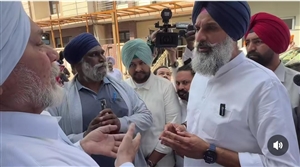 ਪੀੜਤ ਪਰਿਵਾਰ ਦੇ ਵਿਹੜੇ ਪਹੁੰਚੇ ਬਿਕਰਮ ਮਜੀਠੀਆ: ਦੁੱਖ ਸਾਂਝਾ ਕਰਦਿਆਂ ਦਿੱਤਾ ਇਨਸਾਫ਼ ਦਾ ਭਰੋਸਾ; ਅਕਾਲੀ ਦਲ ਪਰਿਵਾਰ ਨਾਲ ਚਟਾਨ ਵਾਂਗ ਖੜ੍ਹਾ
