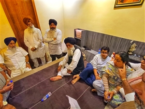 ਅੰਮ੍ਰਿਤਸਰ 'ਚ ਗਗਨ ਰੰਧਾਵਾ ਦੇ ਘਰ ਪਹੁੰਚੇ ਸੁਖਬੀਰ ਸਿੰਘ ਬਾਦਲ; ਮਾਨ ਸਰਕਾਰ ਦੀ 'ਧੱਕੇਸ਼ਾਹੀ' ਵਿਰੁੱਧ ਕੱਢੀ ਭੜਾਸ