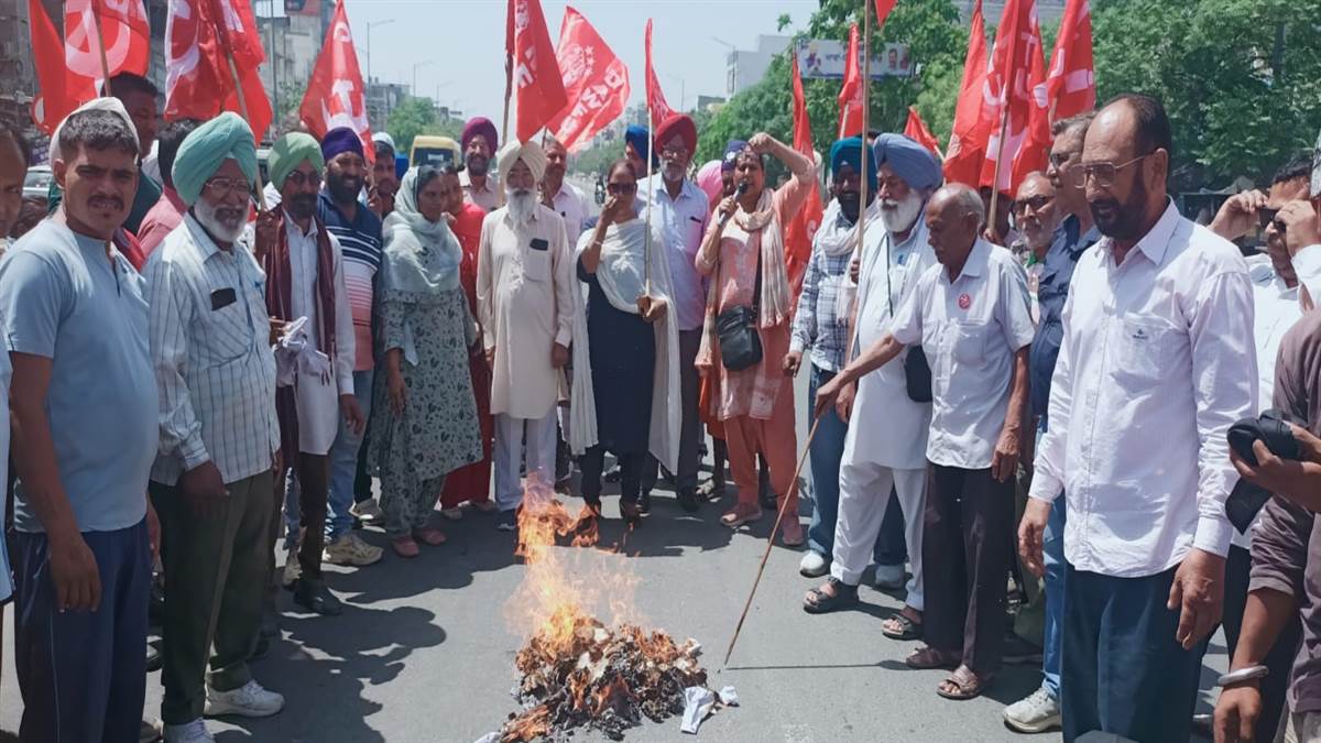 ਮਜ਼ਦੂਰ ਜਥੇਬੰਦੀਆਂ ਨੇ ਕੇਂਦਰ ਤੇ ਯੂਪੀ ਸਰਕਾਰ ਦੇ ਪੁਤਲੇ ਫੂਕੇ
