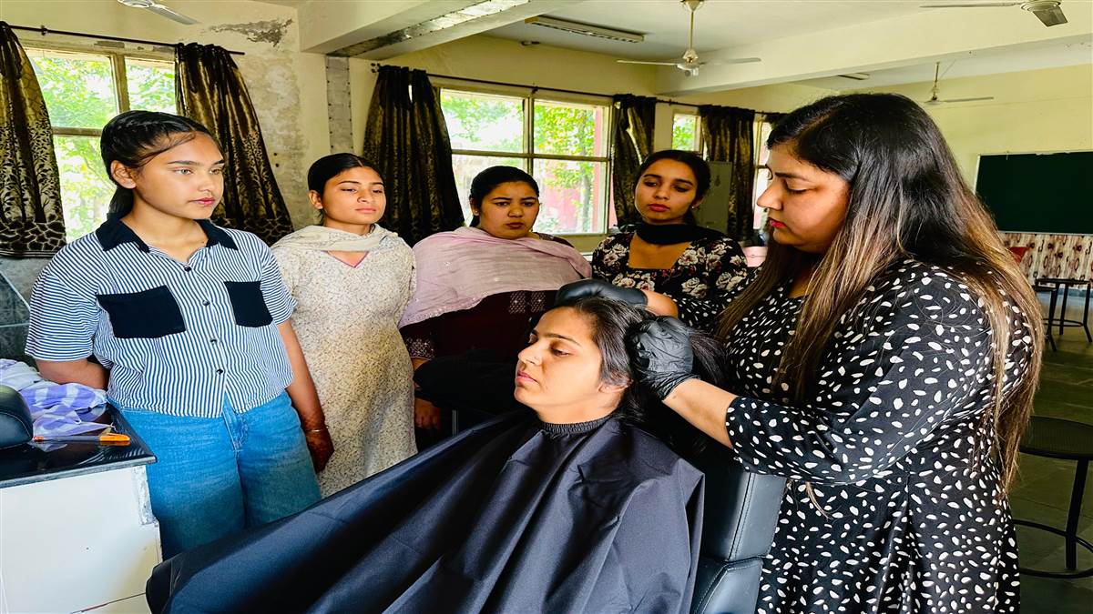 ਬੇਬੇ ਨਾਨਕੀ ਯੂਨੀਵਰਸਿਟੀ ਕਾਲਜ ਮਿੱਠੜਾ ਵਰਕਸ਼ਾਪ ਲਗਵਾਈ