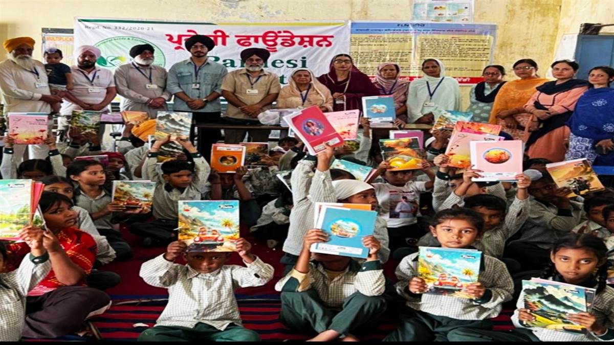 ਪਿੰਡ ਗਿੱਦੜਵਿੰਡੀ ਸਕੂਲ ਦੇ ਬੱਚਿਆਂ ਨੂੰ ਵੰਡੀਆਂ ਕਾਪੀਆਂ