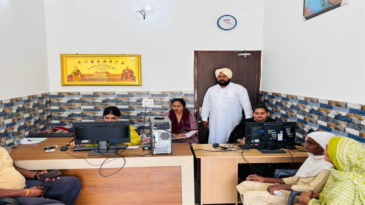 ਪਿੰਡ ਆਕੜ ਵਿਖੇ ਕਾਰਡ ਬਣਾਉਣ ਲਈ ਕੈਂਪ ਲਗਾਇਆ