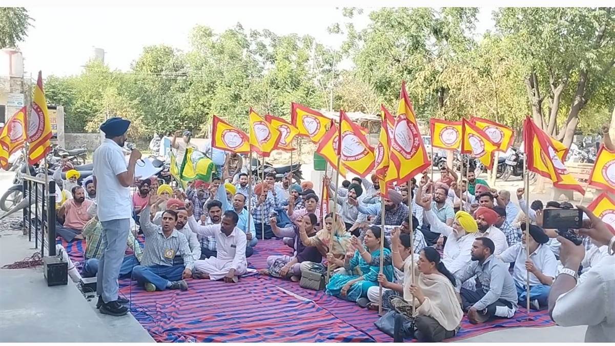 ਅਧਿਆਪਕਾਂ ਨੇ ਐੱਸਡੀਐੱਮ ਦਫ਼ਤਰ ਅੱਗੇ ਲਾਇਆ ਧਰਨਾ