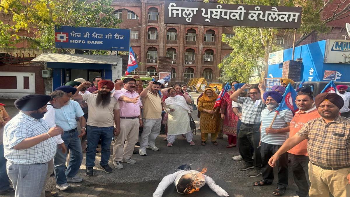 ਡੀਟੀਐੱਫ ਪੰਜਾਬ ਤੇ ਸਾਂਝਾ ਅਧਿਆਪਕ ਮੋਰਚਾ ਨੇ ਦਿੱਤਾ ਜ਼ਿਲ੍ਹਾ ਪੱਧਰੀ ਧਰਨਾ