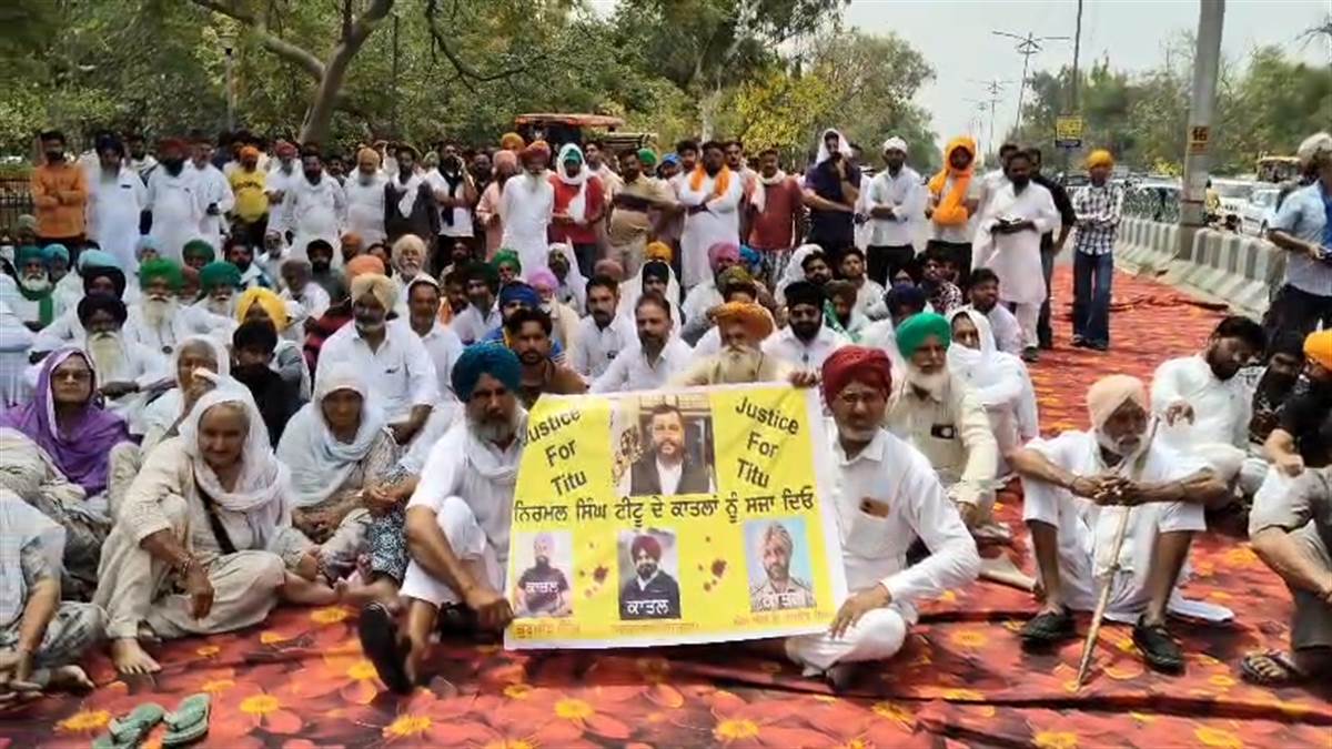 ਇਨਸਾਫ਼ ਲਈ ਪਰਿਵਾਰਕ ਮੈਂਬਰਾਂ ਤੇ ਪਿੰਡ ਵਾਸੀਆਂ ਨੇ ਐੱਸਐੱਸਪੀ ਦਫ਼ਤਰ ਅੱਗੇ ਲਾਇਆ ਧਰਨਾ