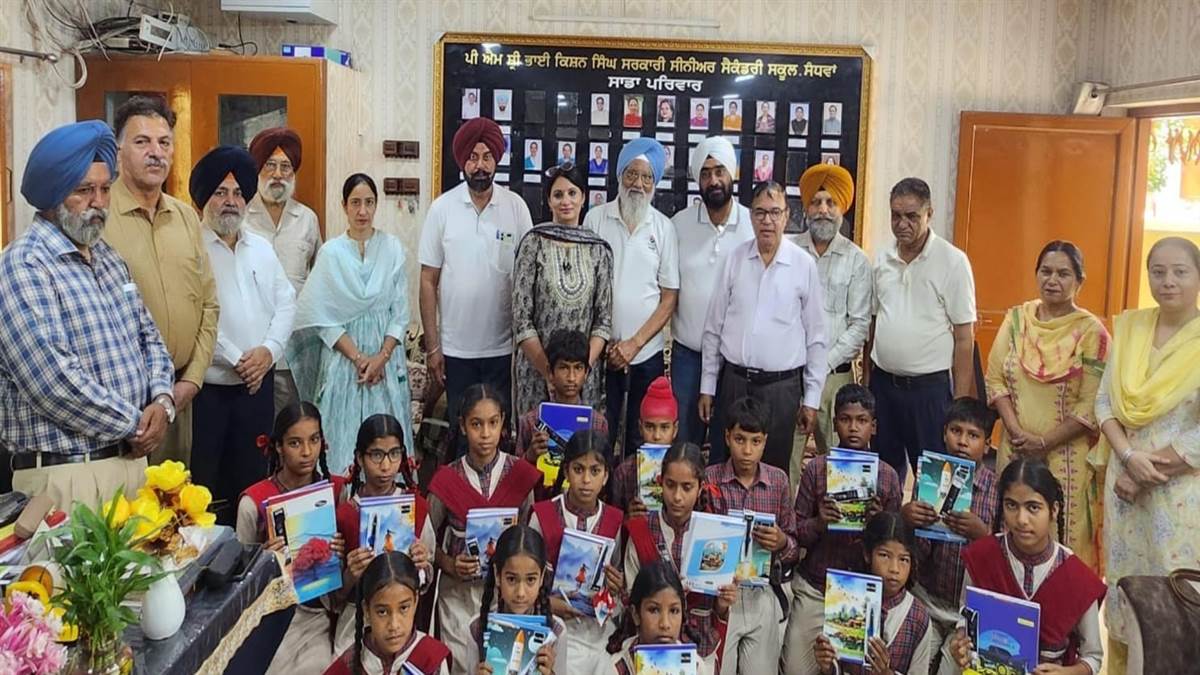 ਸਰਕਾਰੀ ਸਕੂਲ ਸੰਧਵਾਂ ਦੇ ਬੱਚਿਆਂ ਦਾ ਵਾਲੀਆ ਪਰਿਵਾਰ ਵੱਲੋਂ ਸਨਮਾਨ