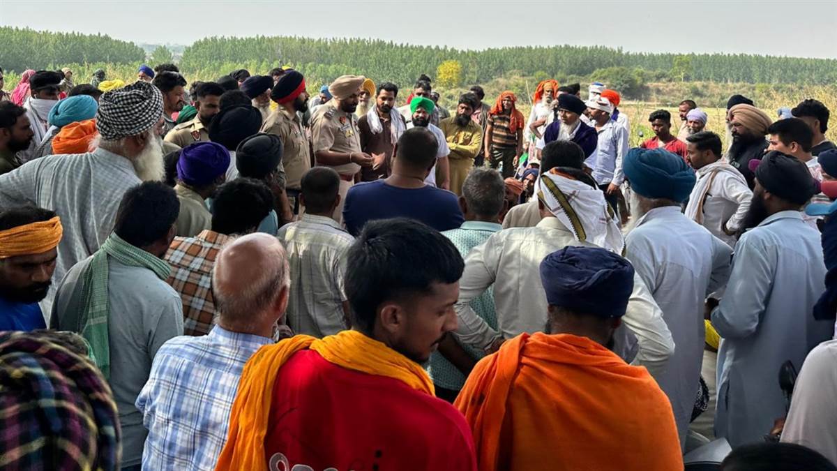 ਲਿਫਟਿੰਗ ਨਾ ਹੋਣ ਦੇ ਵਿਰੋਧ ’ਚ ਆੜ੍ਹਤੀਆਂ-ਮਜ਼ਦੂਰਾਂ ਲਾਇਆ ਧਰਨਾ