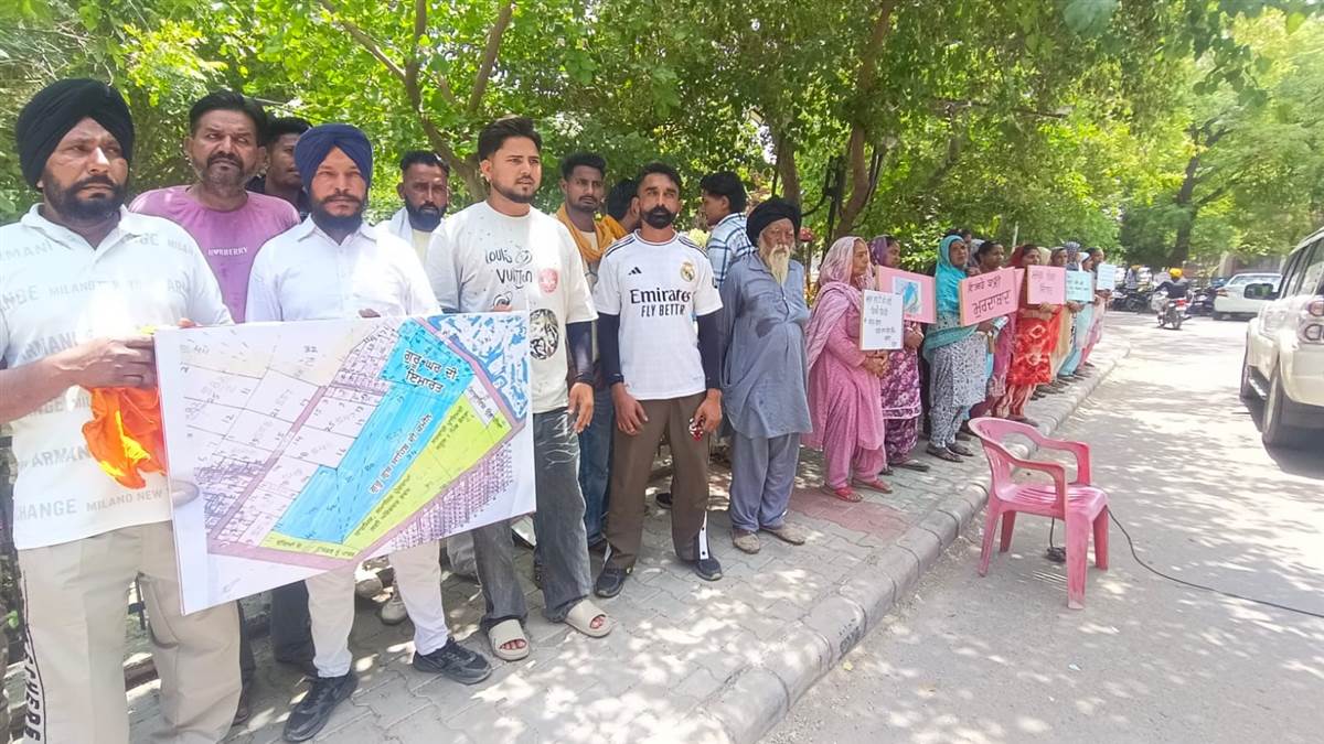 ਪਿੰਡ ਬੇਨੜਾ ਦੇ ਲੋਕਾਂ ਨੇ ਕੀਤਾ ਡੀਸੀ ਦਫਤਰ ’ਚ ਸ਼ਾਂਤਮਈ ਪ੍ਰਦਰਸ਼ਨ