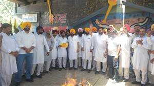 ਪੰਜਾਬ 'ਚ ਸਿਆਸੀ ਗਰਮਾ-ਗਰਮੀ: 'ਆਪ' ਵਰਕਰਾਂ ਨੇ ਸੁਖਬੀਰ ਬਾਦਲ ਅਤੇ ਕੇਵਲ ਢਿੱਲੋਂ ਖ਼ਿਲਾਫ਼ ਖੋਲ੍ਹਿਆ ਮੋਰਚਾ, ਫੂਕੇ ਪੁਤਲੇ